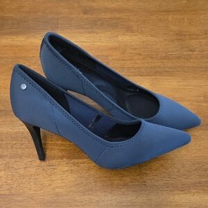 Simply Vera Vera Wang Navy Heels
